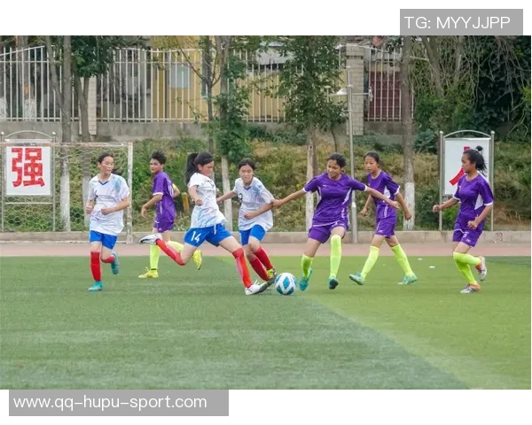 小小足球梦从校园起航少年们的拼搏与友谊在绿茵场上绽放